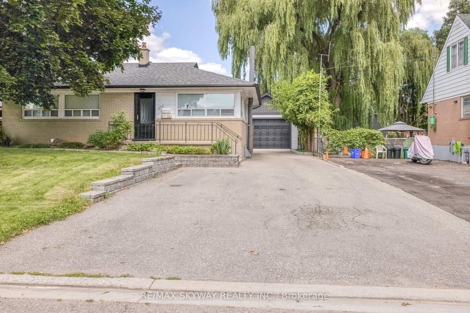 Property Photo:  279 Elmwood Crescent Upper  ON L9T 1C3 