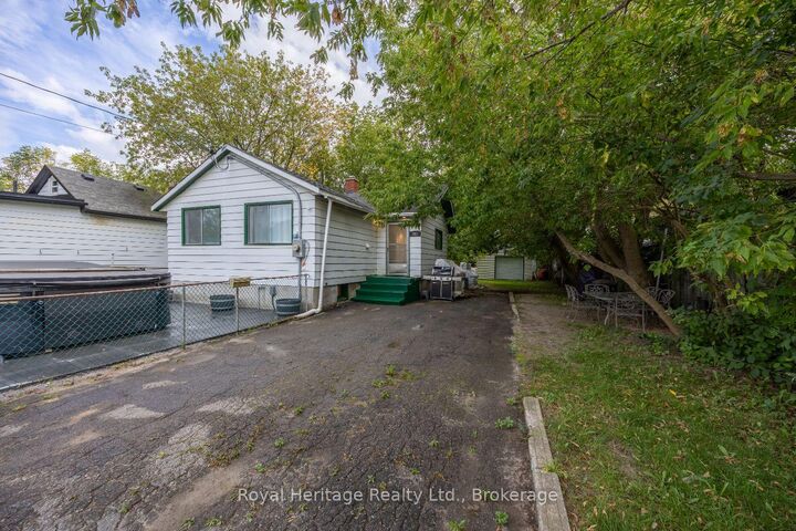 Property Photo:  207 Valencia Road  ON L1J 1P2 