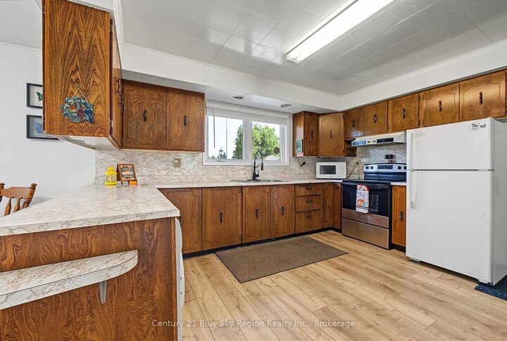 Property Photo:  608 Drive-In Road  ON P2B 2R2 