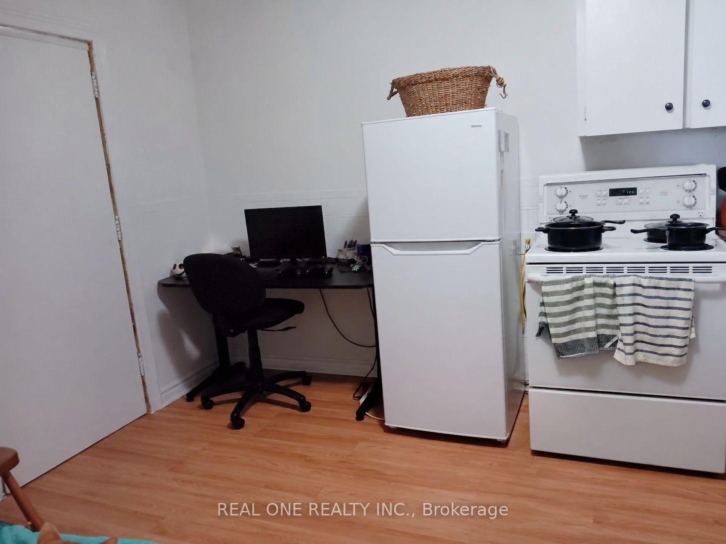 Property Photo:  104 Twenty Fifth Street 2  ON M8V 3P8 