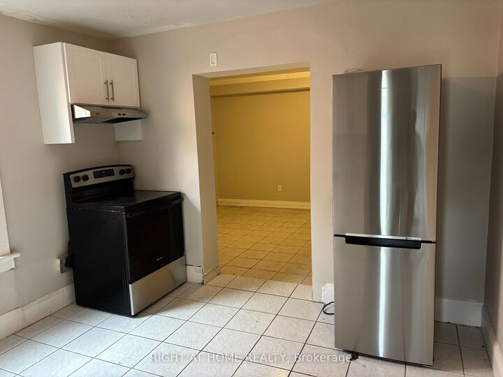 Property Photo:  507 Oakwood Avenue Upper B  ON M6E 2W9 