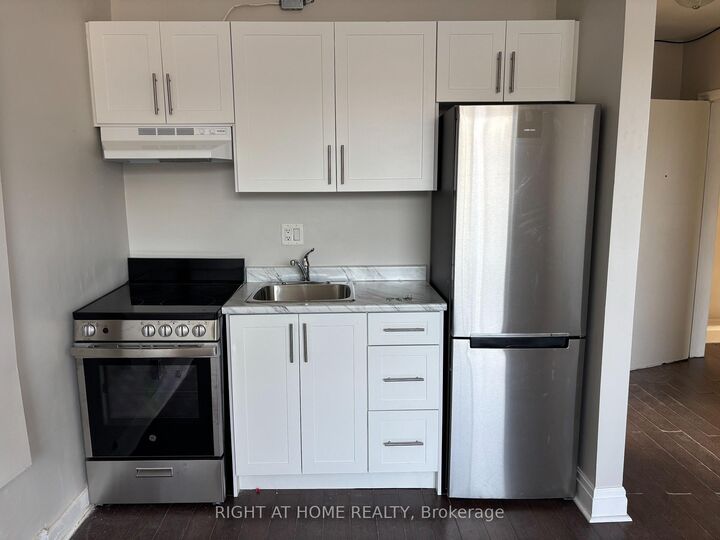 Property Photo:  503 Oakwood Avenue Unit 2 Upper  ON M6E 2W9 