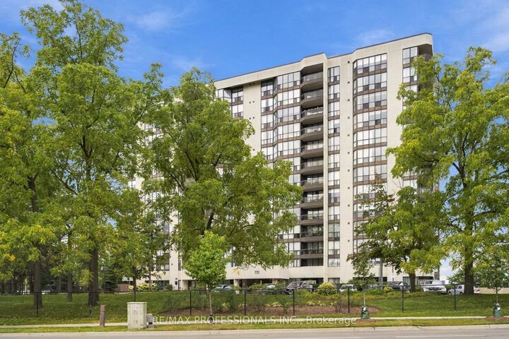 Property Photo:  1111 Bough Beeches Boulevard 403  ON L4W 4N1 