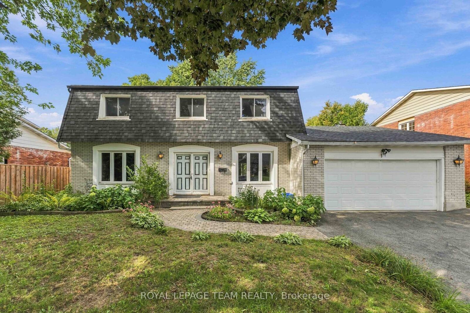 Property Photo:  19 Amberwood Crescent  ON K2E 7B7 