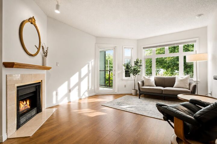 Property Photo:  2800 Chesterfield Avenue 307  BC V7N 4M1 