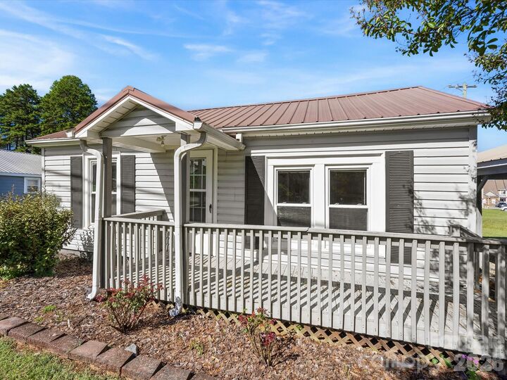 Property Photo:  24 Forest Hill Road  NC 27295 