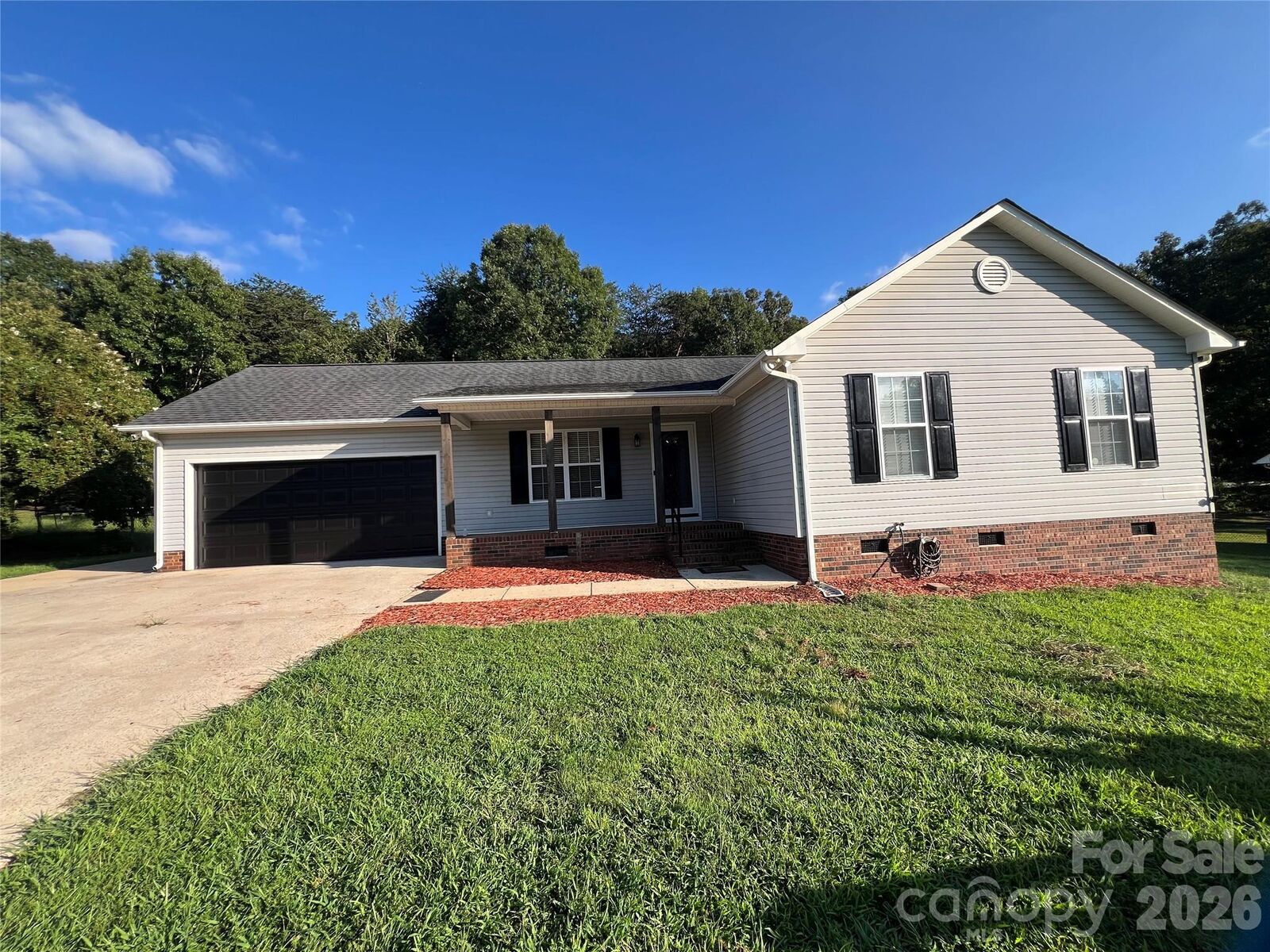 Property Photo: 1129 Lyndsey Brooke Court NC 28092