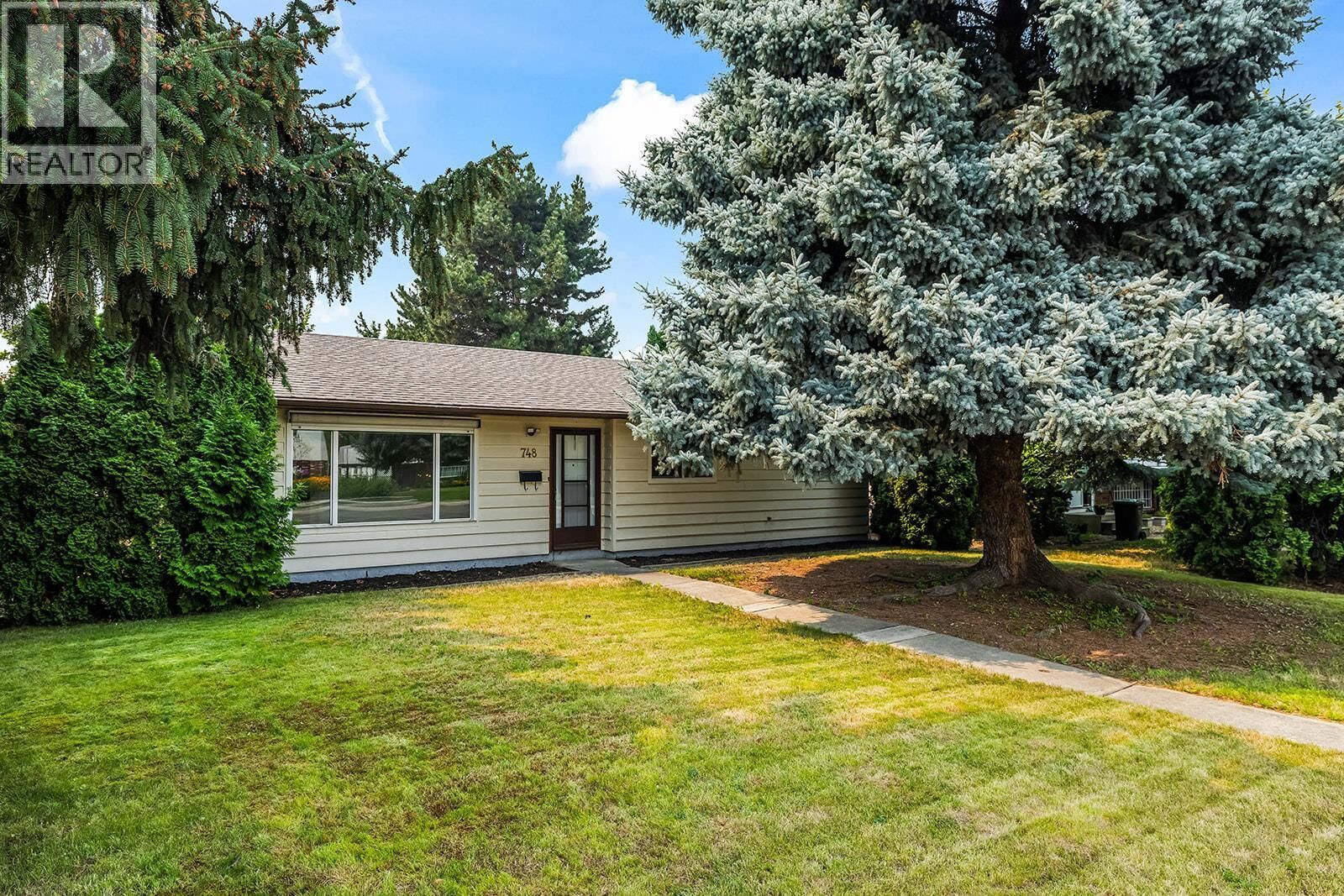 Property Photo:  748 Hollywood Road North  BC V1X 5Y7 