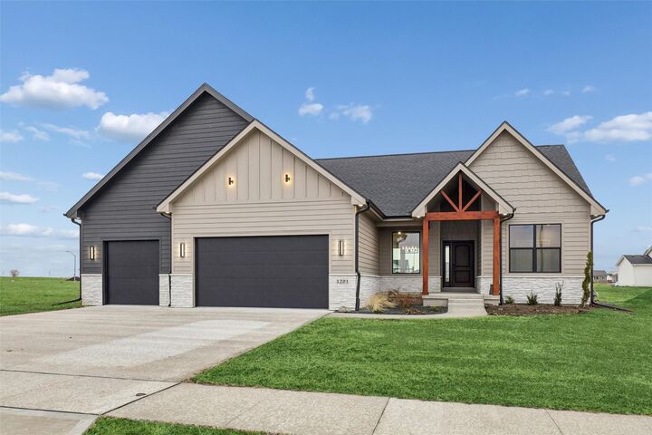 Property Photo:  1201 Lakeview Circle NW  IA 50035 