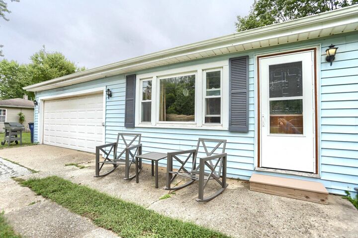 Property Photo:  1609 S Country Club Road  IN 46580 