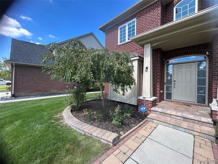 Property Photo:  1713 Maplewood Court  MI 48085 3996 
