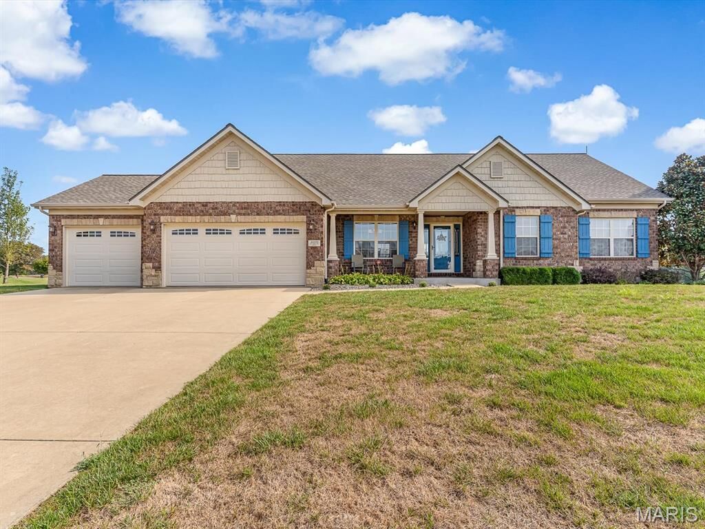 Property Photo: 4009 Autumn Oak Drive IL 62285