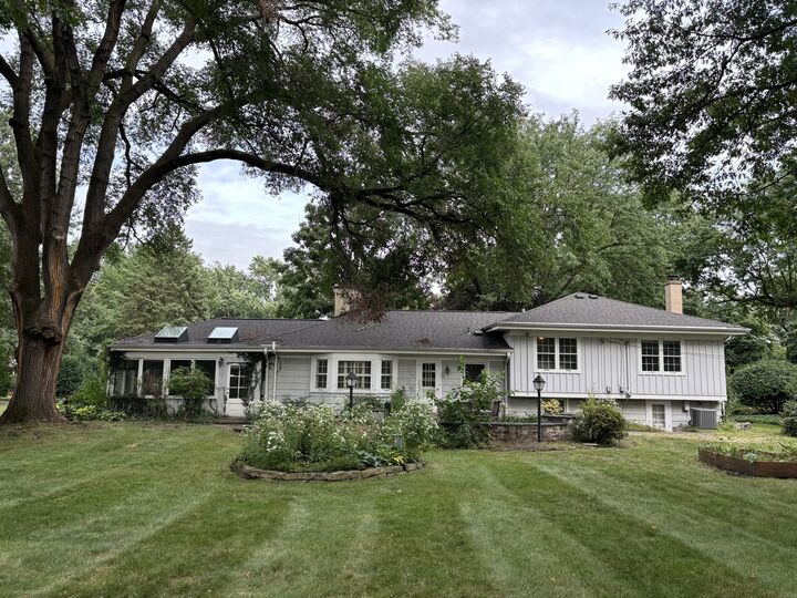 Property Photo: 1116 Woodview Road IL 60527