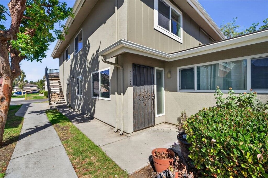 Property Photo: 672 Avenida Del Platino CA 91320