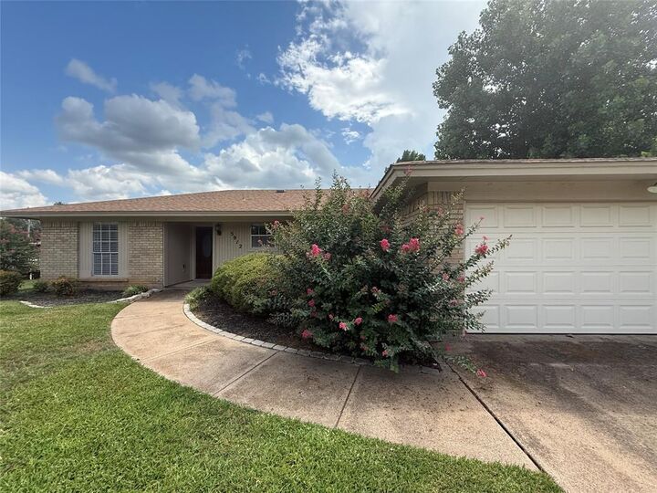 Property Photo:  5912 Pleasant Hill Drive  TX 76016 