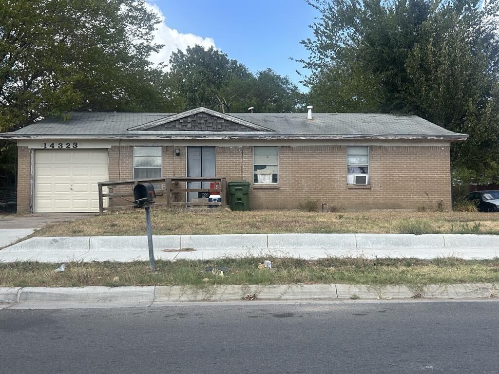Property Photo: 14323 Horseshoe Trail TX 75180