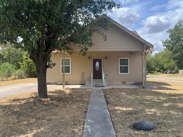 Property Photo: 1333 N Commerce Street TX 76240