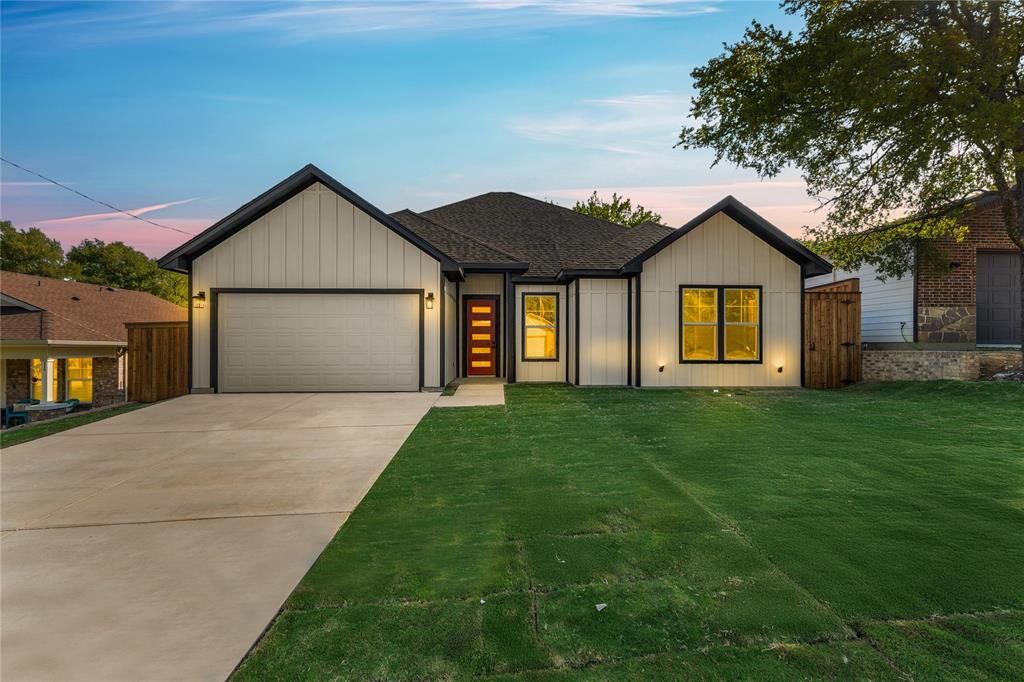 Property Photo: 257 Billingslea Drive TX 76063