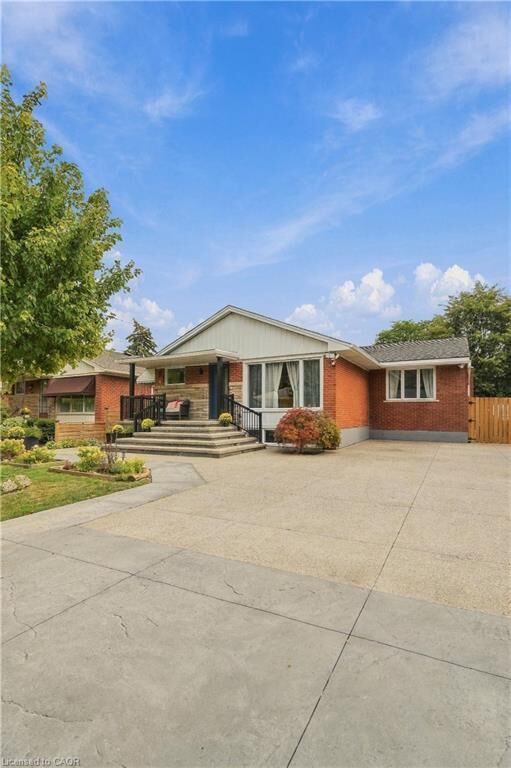 Property Photo:  215 West 33rd Street  ON L9C 5J4 
