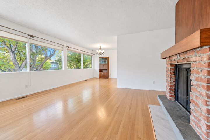 Property Photo:  3912 Vancouver Crescent NW  AB T3A 0M1 