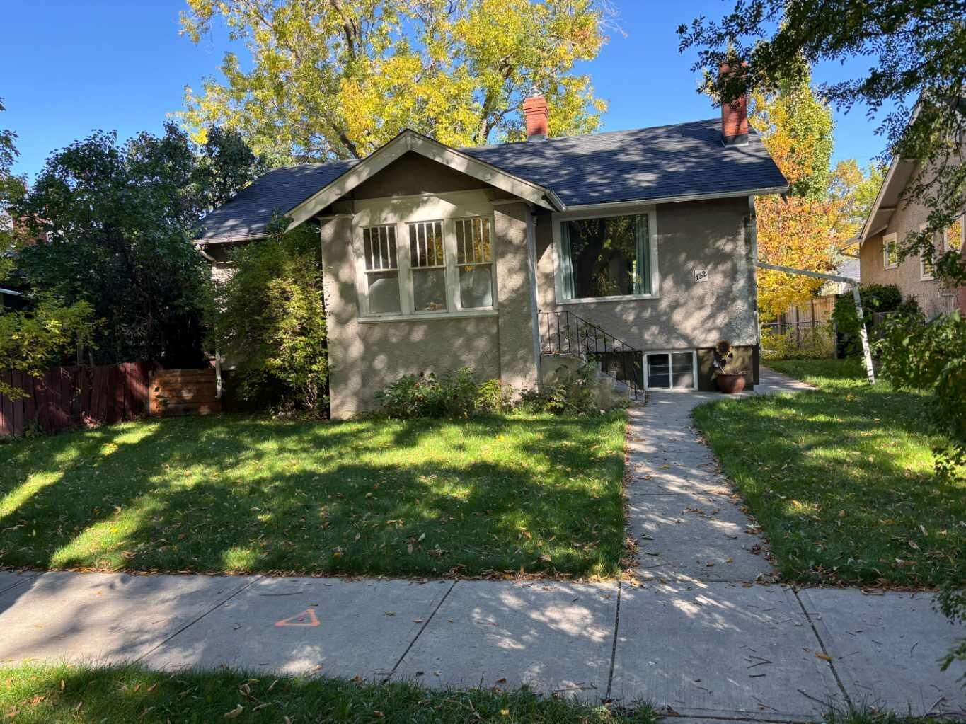 Property Photo:  132 7 Avenue NE  AB T2E 0M5 