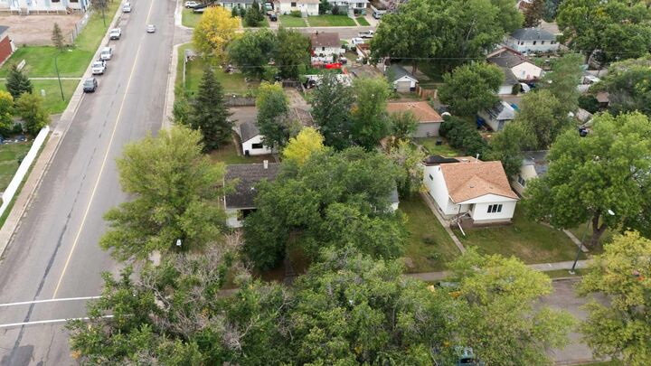 Property Photo:  502 12 Street N  AB T1H 2G8 