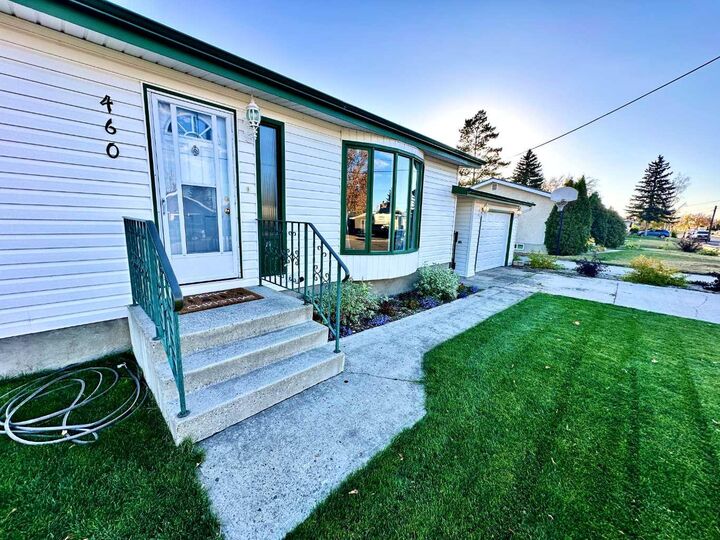 Property Photo:  460 16 Street  AB T0L 0Z0 