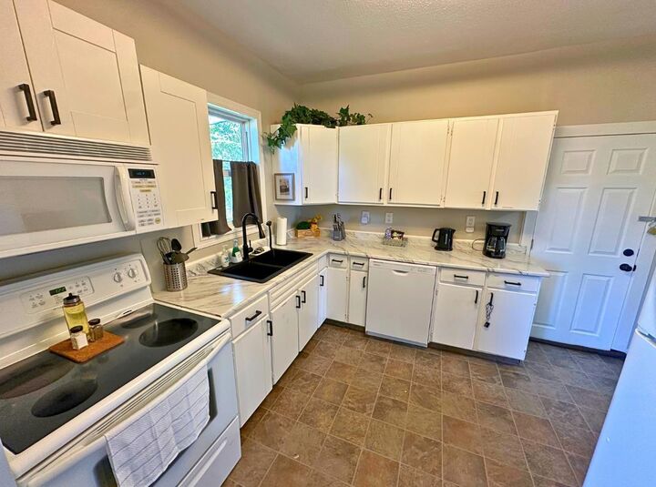 Property Photo:  5548 44 Avenue  AB T4N 3J3 