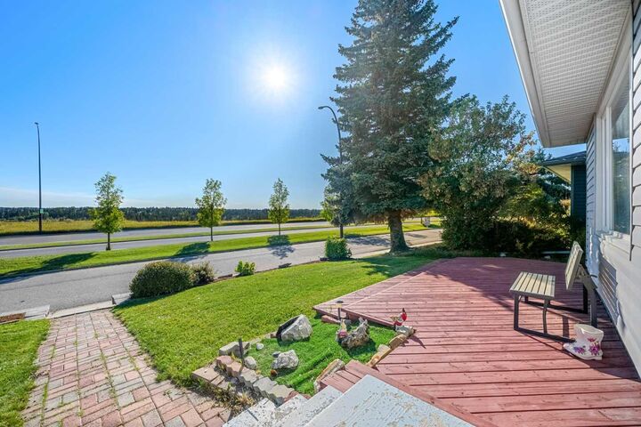 Property Photo:  244 Cantrell Drive SW  AB T2W 2K6 