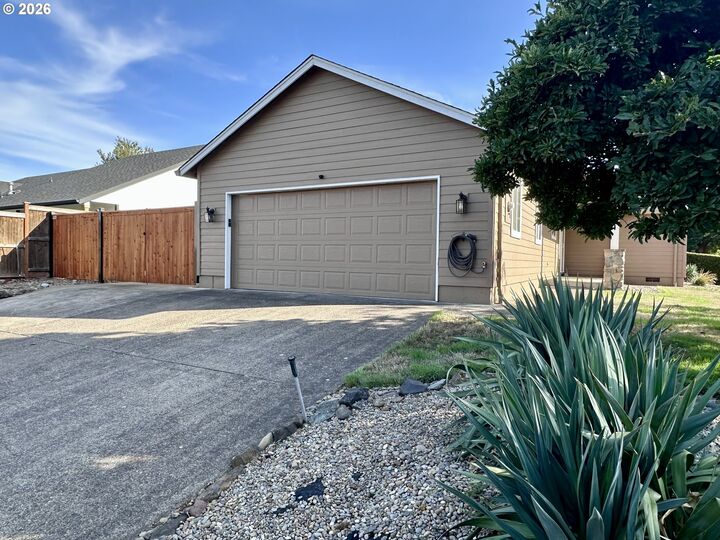 Property Photo:  963 Hazelnut Ln  OR 97478 