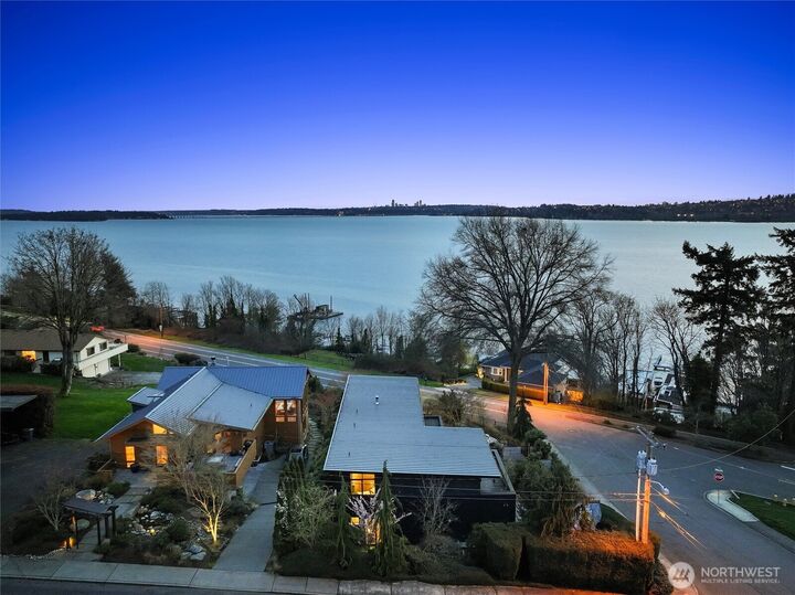 Property Photo:  919  6th Street W  WA 98033 