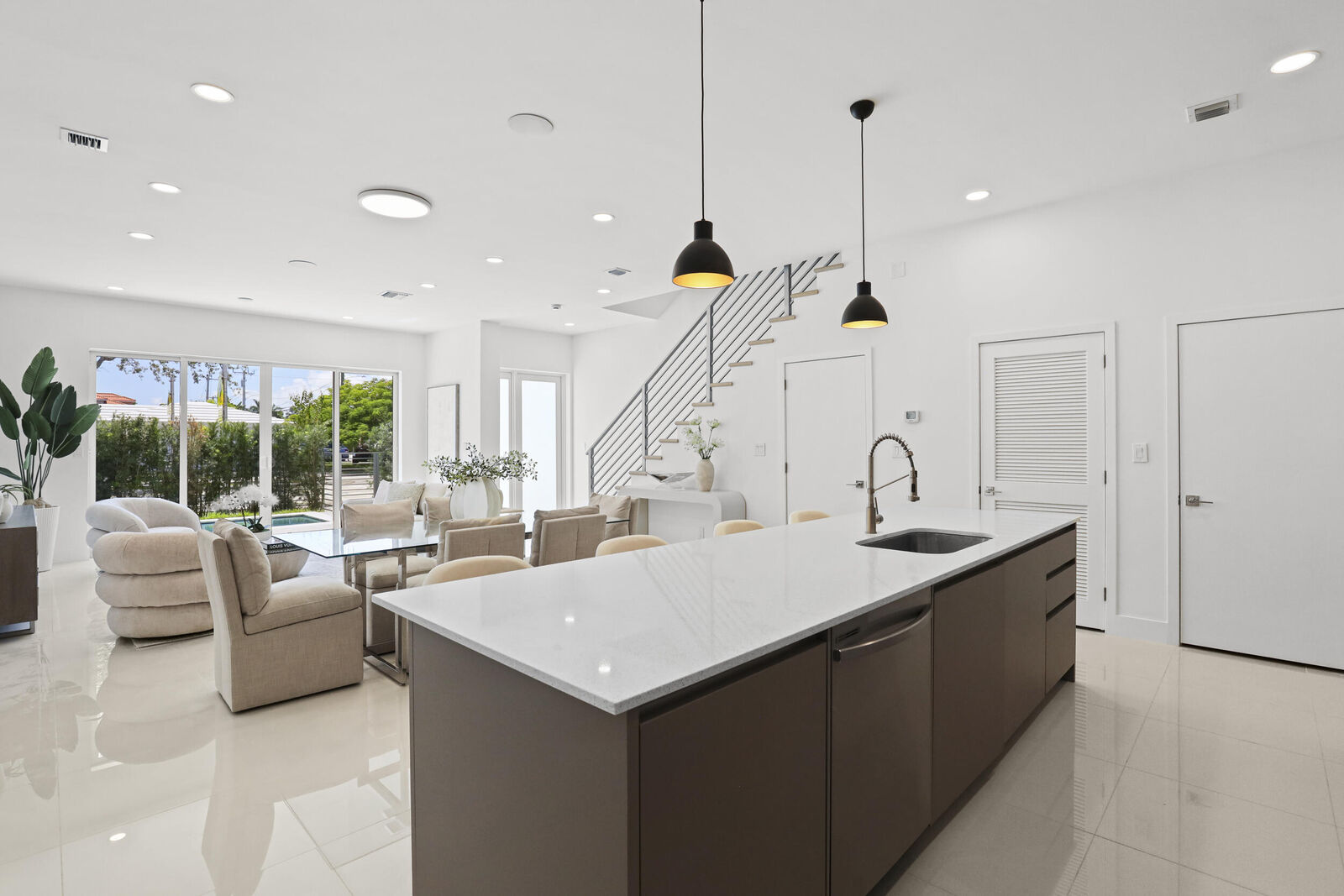 Property Photo: 1807 NE 13 Street 1807 FL 33304