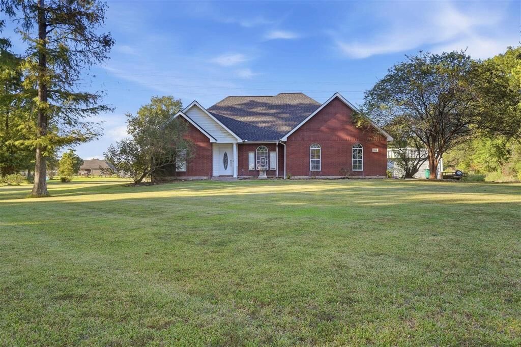 Property Photo: 512 Gateway Drive LA 70611