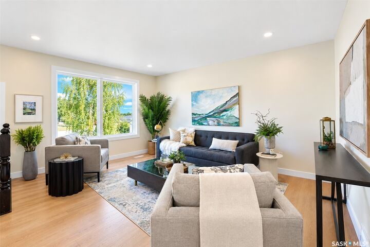 Property Photo:  734 Sherry Way  SK S7M 5R7 