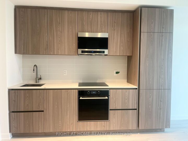 Property Photo: 120 Broadway Avenue 1801N ON M4P 0E9