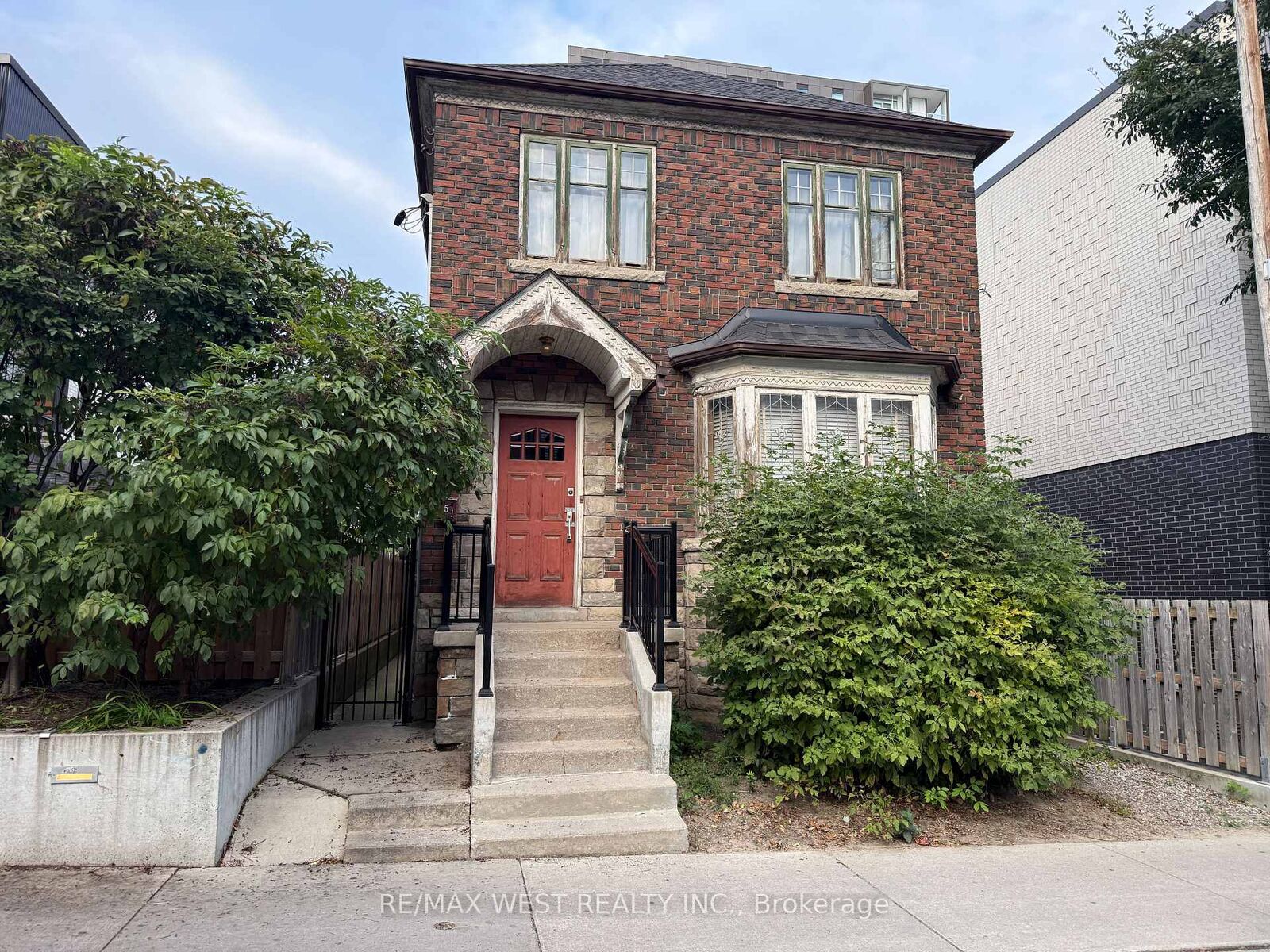 Property Photo:  51 Augusta Avenue  ON M5T 2K9 