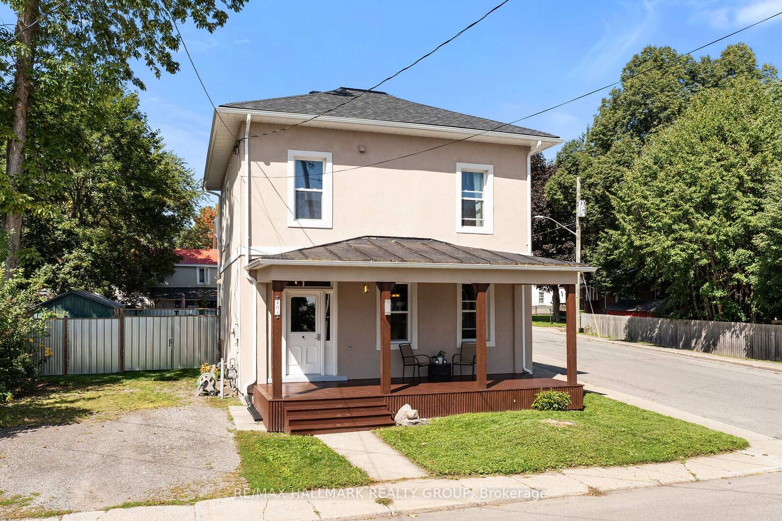 Property Photo:  404 Henry Street W  ON K0E 1T0 