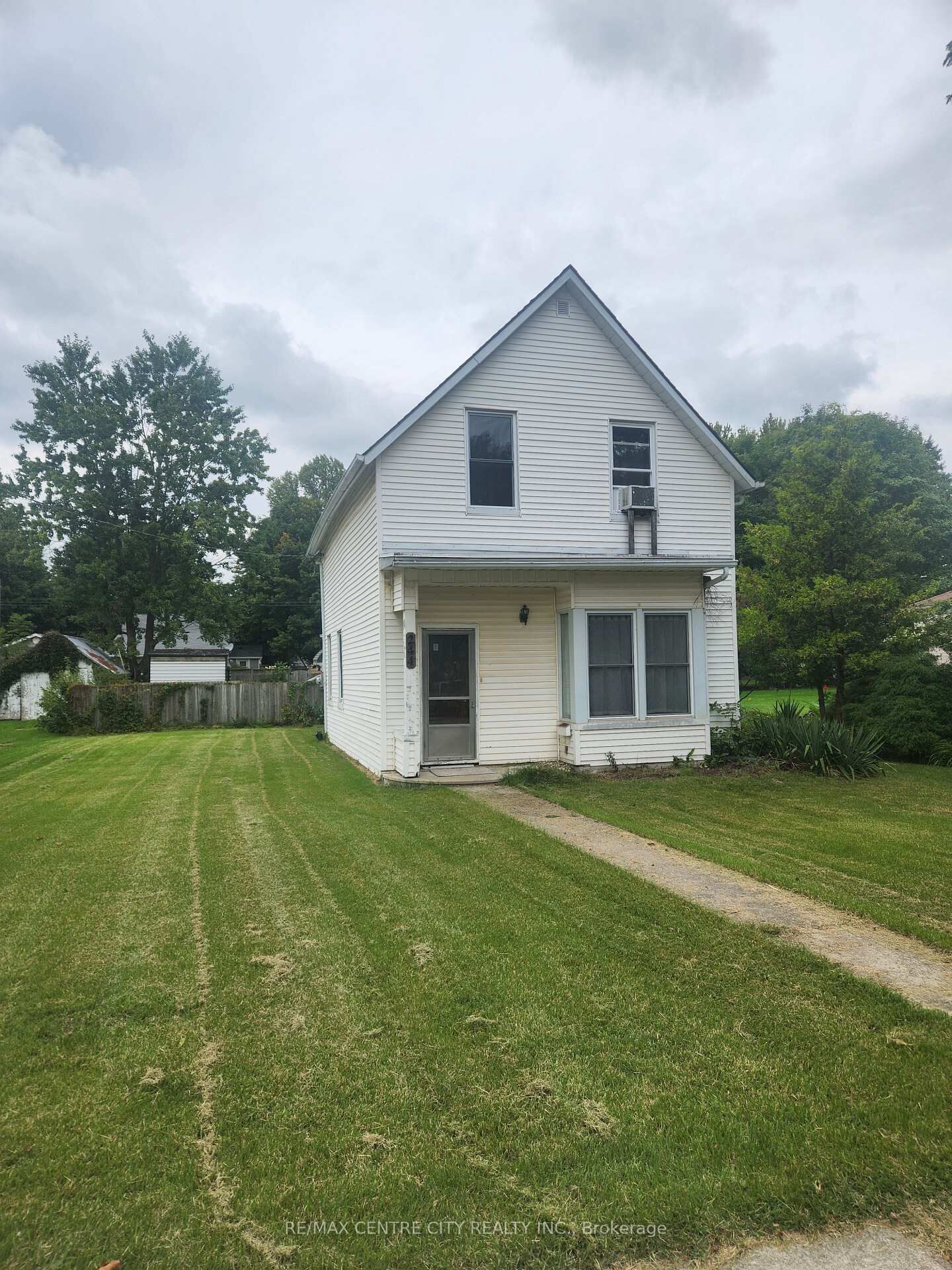 Property Photo:  244 Elm Street W  ON N0P 1C0 