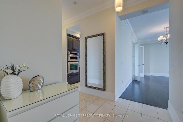 Property Photo: 70 Roehampton Avenue 2521 ON M4P 1R2