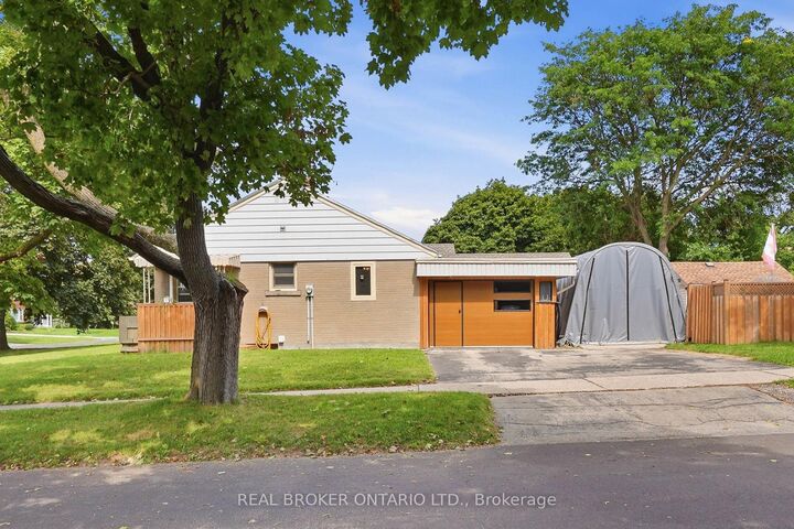 Property Photo:  21 Oakwood Avenue  ON N2H 6G8 