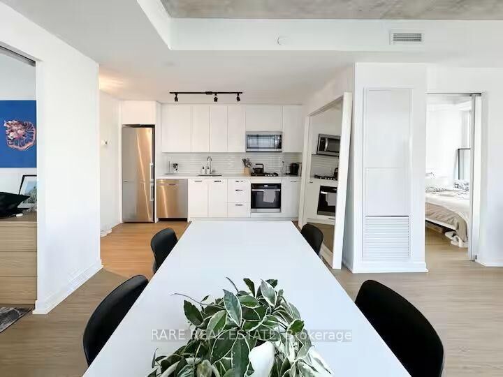 Property Photo:  195 McCaul Street 617  ON M5T 1W6 