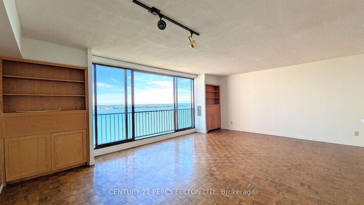 Property Photo:  33 Harbour Square 1823  ON M5J 2Z6 