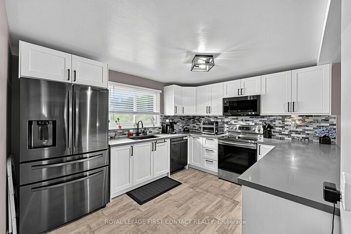 Property Photo:  233 Innisfil Street 8  ON L4N 3E9 