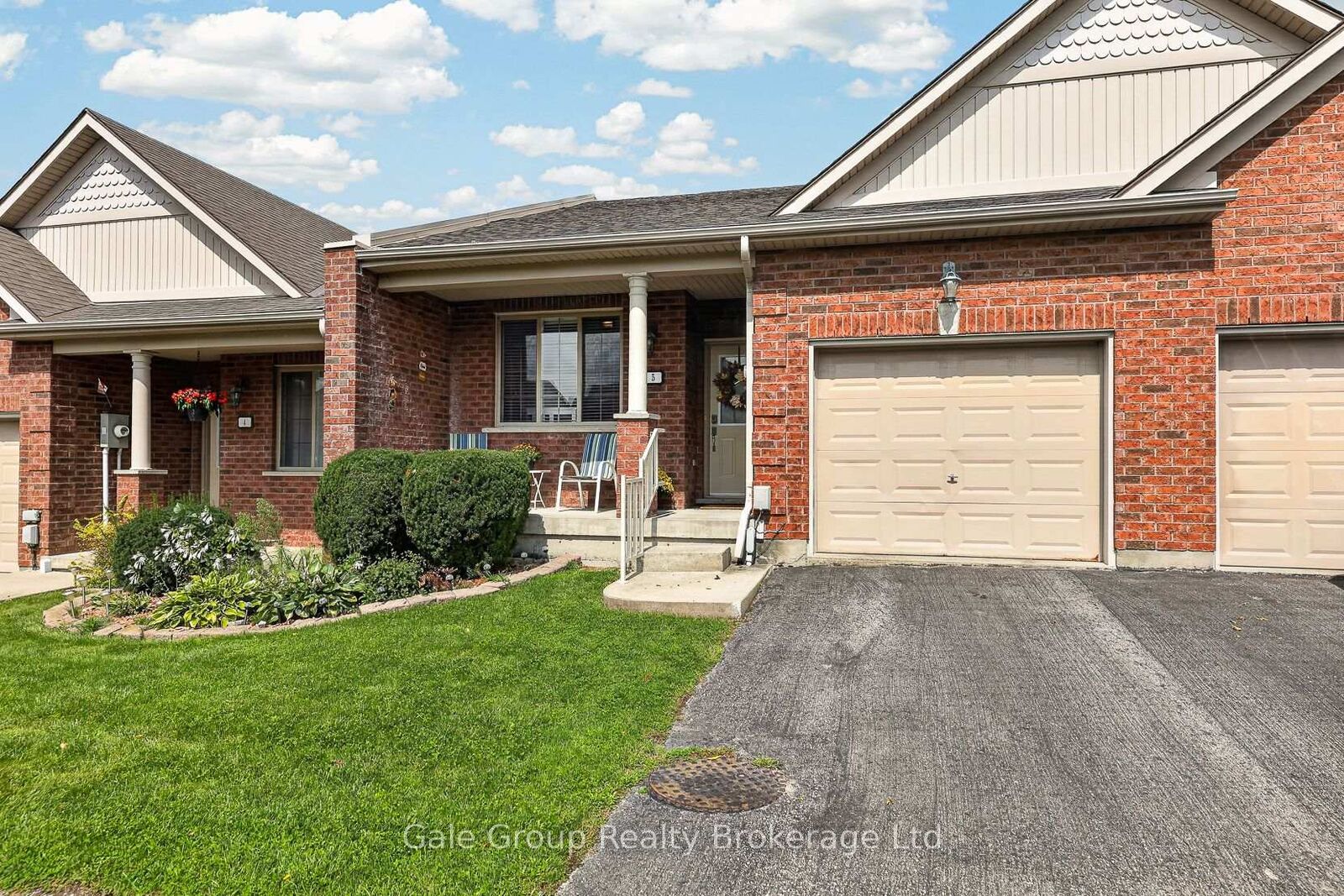 Property Photo: 19 Anderson Street 5 ON N4S 9A3