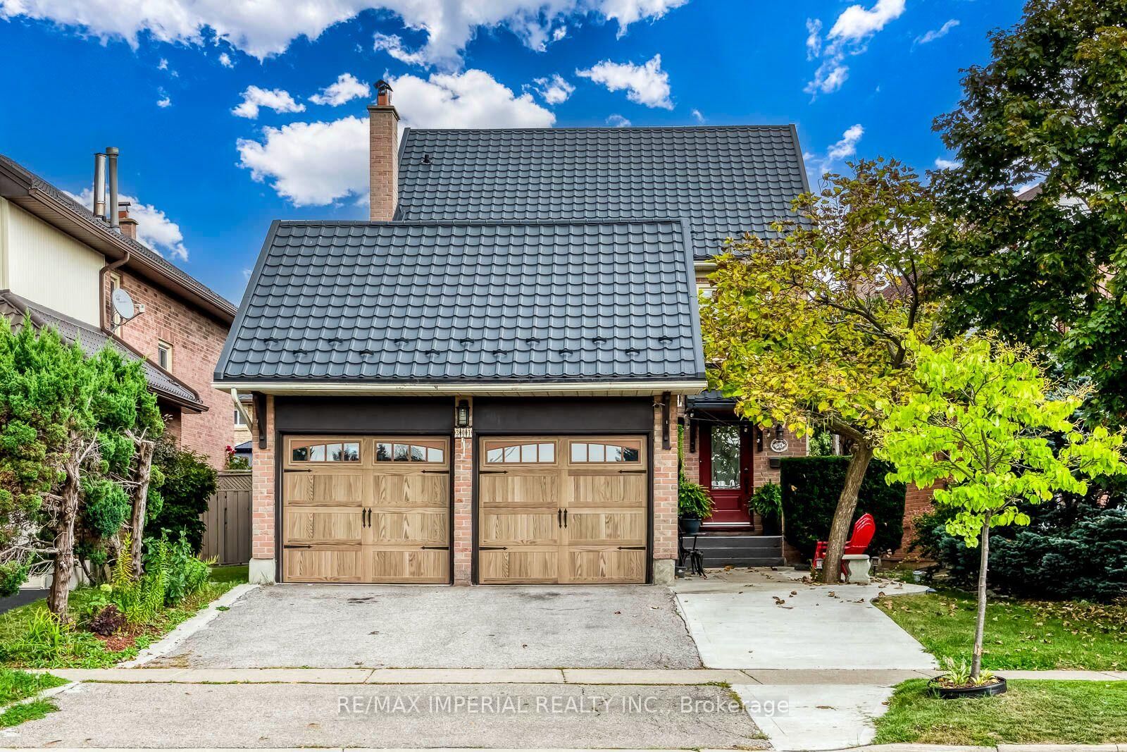 Property Photo:  301 Kingsbridge Garden Circle  ON L5R 1L2 