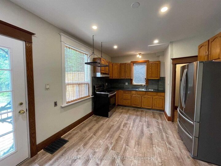 Property Photo:  52 Seventh Street  ON M8V 3B2 