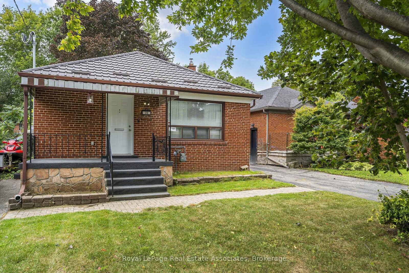 Property Photo:  22 Maple Avenue N  ON L5H 2S1 