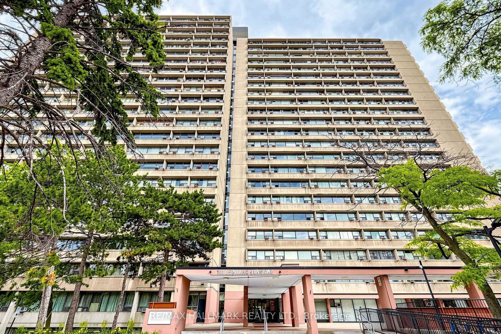 Property Photo:  100 Leeward Glenway 1512  ON M3C 2Z1 