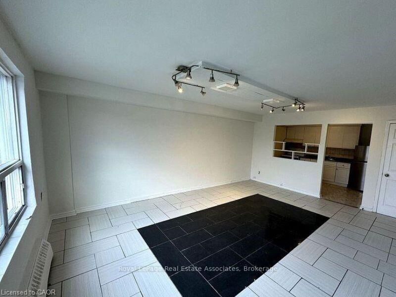 Property Photo: 3071 Hurontario Street 1 ON L5A 4E4