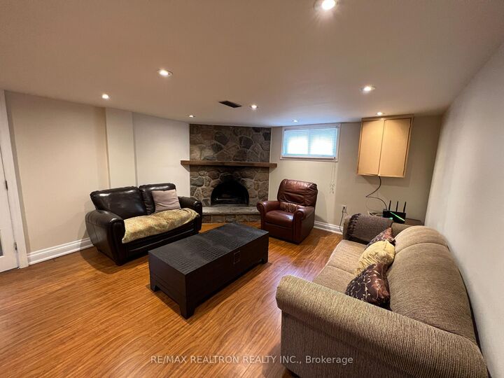 Property Photo:  428 Paliser Crescent N  ON L4C 1R6 